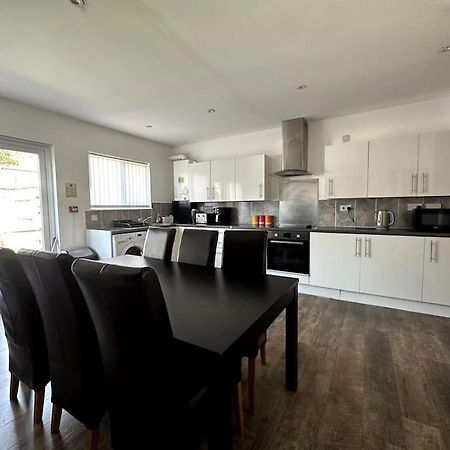 Spacious Holiday Home Near Tube Station - By Starlet Stays London Luaran gambar
