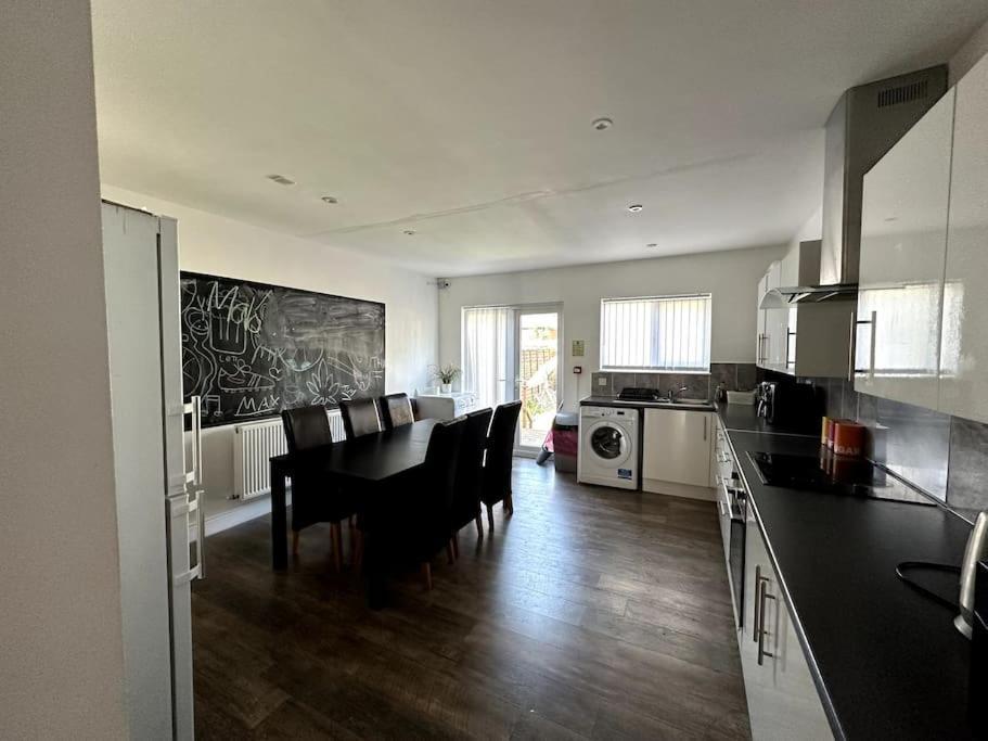 Spacious Holiday Home Near Tube Station - By Starlet Stays London Luaran gambar