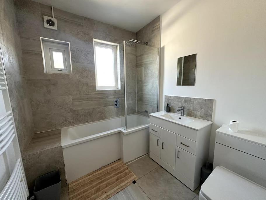 Spacious Holiday Home Near Tube Station - By Starlet Stays London Luaran gambar
