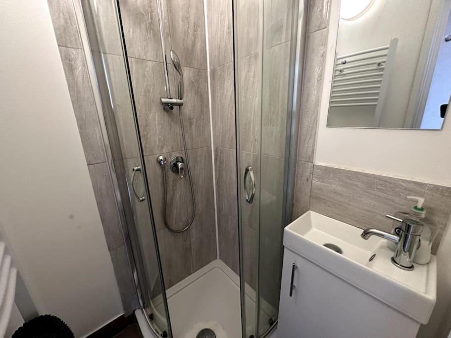 Spacious Holiday Home Near Tube Station - By Starlet Stays London Luaran gambar