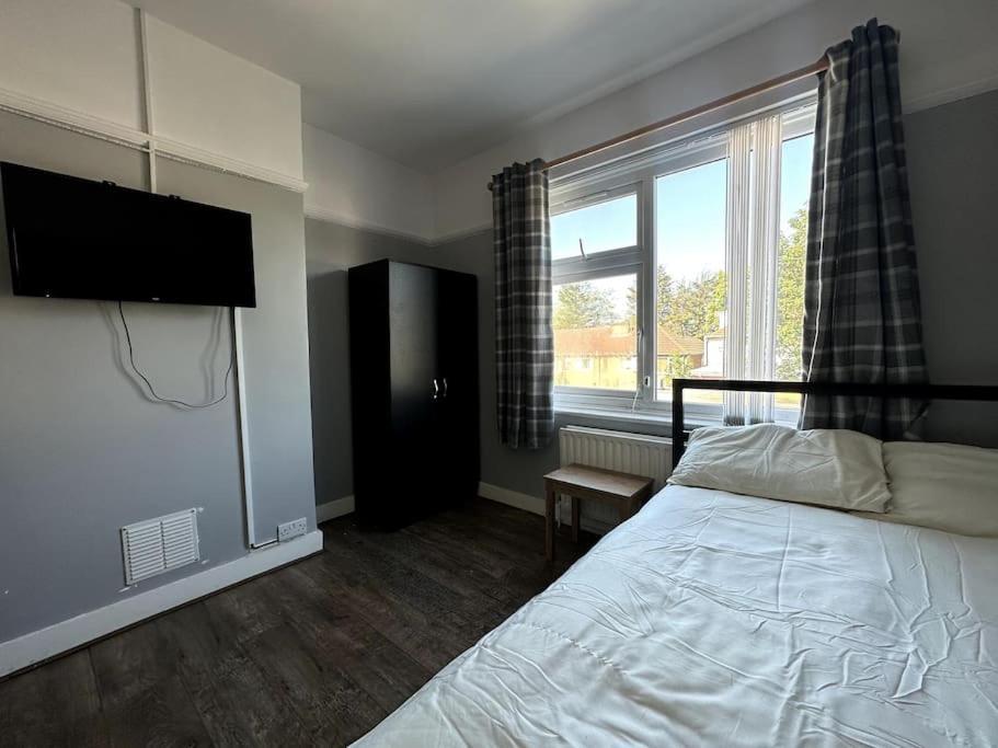 Spacious Holiday Home Near Tube Station - By Starlet Stays London Luaran gambar