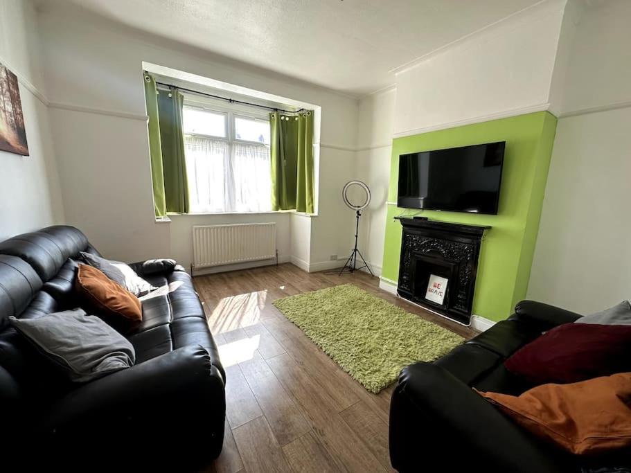 Spacious Holiday Home Near Tube Station - By Starlet Stays London Luaran gambar