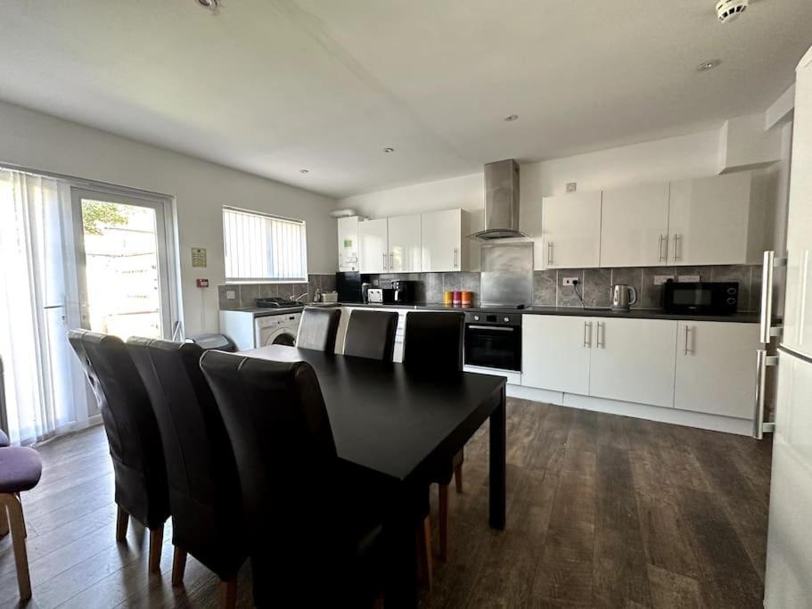 Spacious Holiday Home Near Tube Station - By Starlet Stays London Luaran gambar