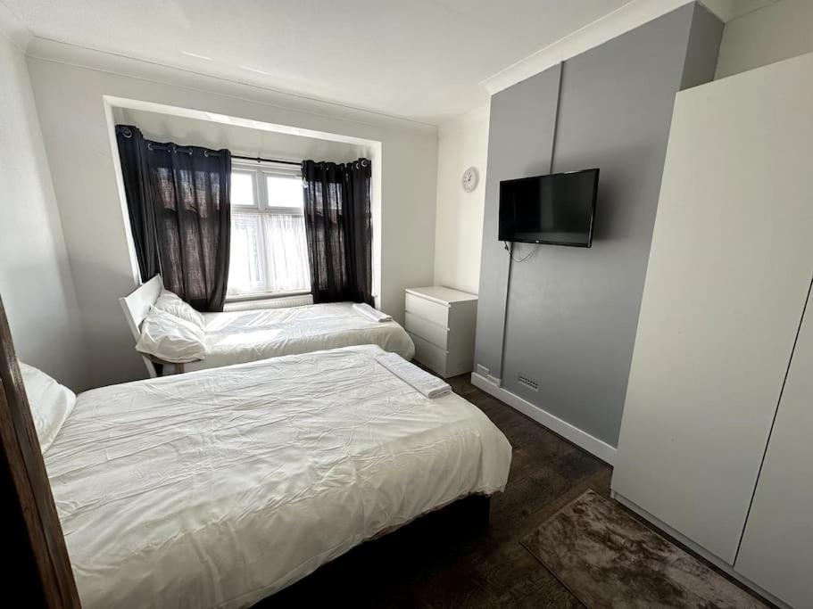 Spacious Holiday Home Near Tube Station - By Starlet Stays London Luaran gambar