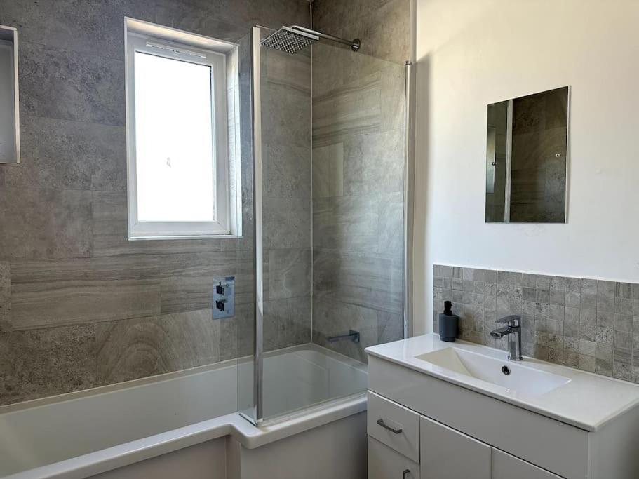 Spacious Holiday Home Near Tube Station - By Starlet Stays London Luaran gambar